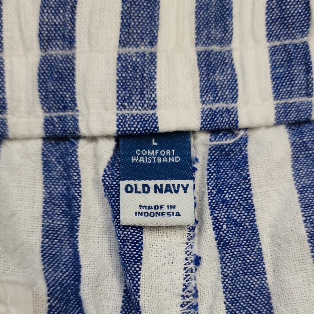 $4 FIRM 🌟FINAL MARK DOWN🌟 Old Navy Blue & White Striped Women’s Shorts - Picture 3 of 9